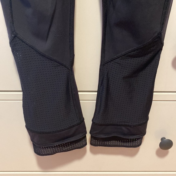 Black lululemon size 4 medium rise leggings - Picture 4 of 9